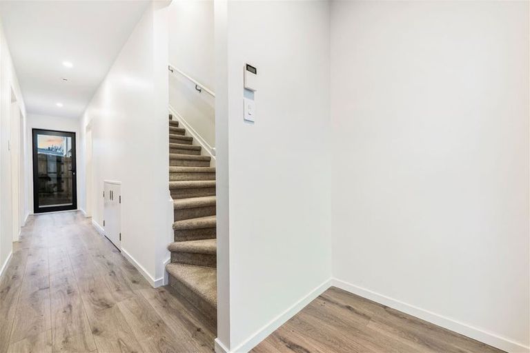 Photo of property in 6/107 Hobsonville Road, West Harbour, Auckland, 0618