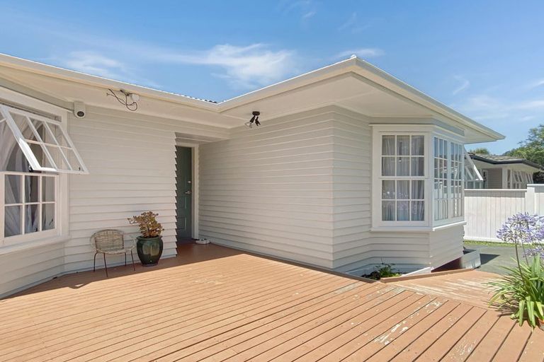 Photo of property in 122 Atkinson Road, Titirangi, Auckland, 0604