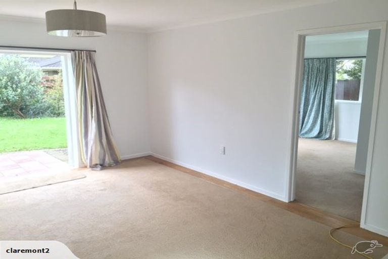 Photo of property in 24 Holdaway Avenue, Northcote, Auckland, 0627