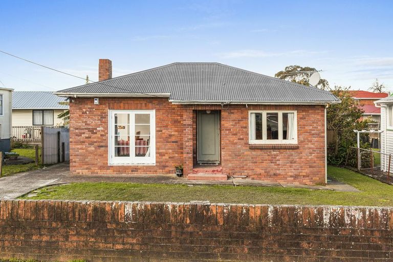 Photo of property in 4 Fruitvale Road, New Lynn, Auckland, 0600