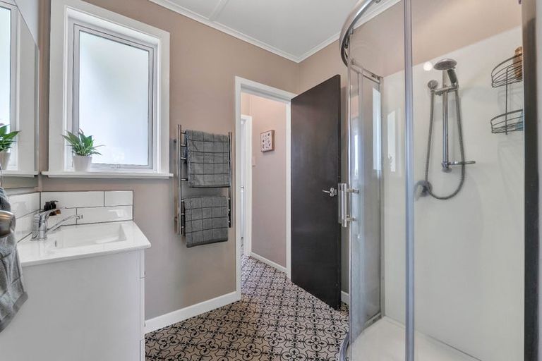 Photo of property in 33 Turakina Street, Merrilands, New Plymouth, 4312