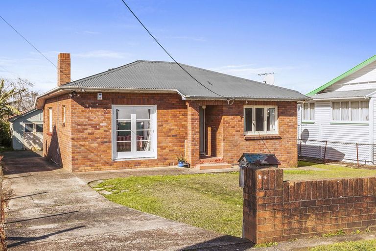 Photo of property in 4 Fruitvale Road, New Lynn, Auckland, 0600