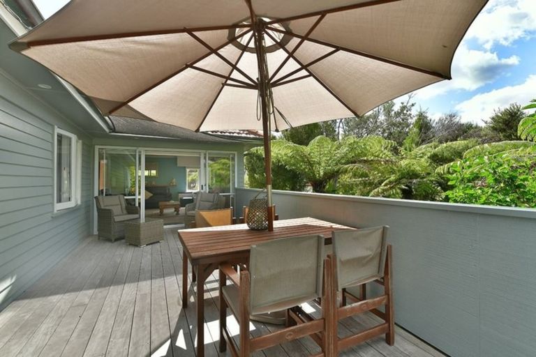 Photo of property in 26 Pohutukawa Avenue, Red Beach, 0932