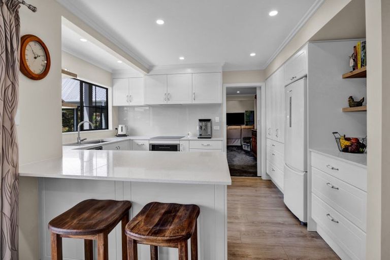 Photo of property in 48 Kairau Road West, Sentry Hill, New Plymouth, 4373