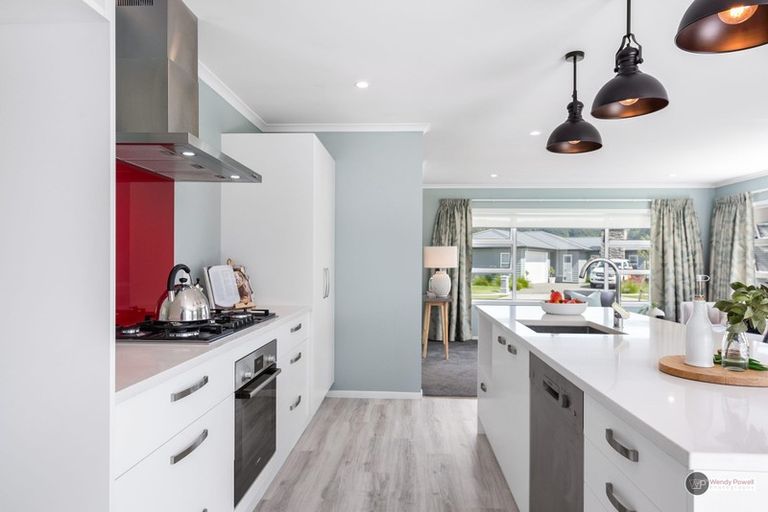 Photo of property in 43 Brian Morgan Terrace, Wainuiomata, Lower Hutt, 5014