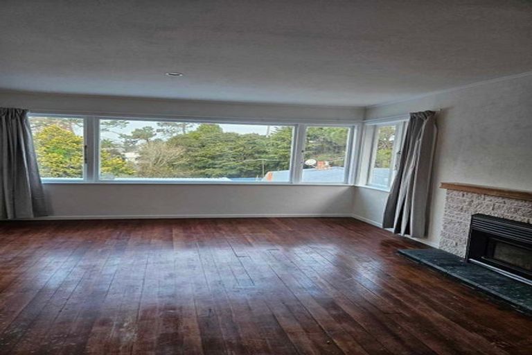 Photo of property in 1/8 Alston Avenue, Kelston, Auckland, 0602