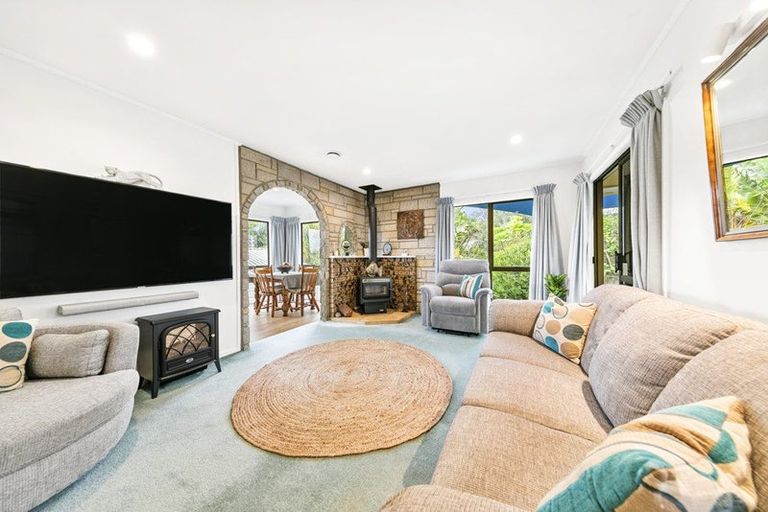 Photo of property in 22 Deverell Place, Northcross, Auckland, 0632