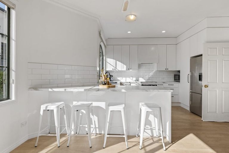 Photo of property in 87 Eliot Street, New Plymouth, 4310