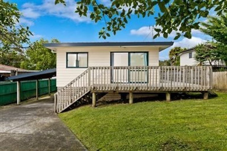 Photo of property in 12a Firle Place, Green Bay, Auckland, 0604