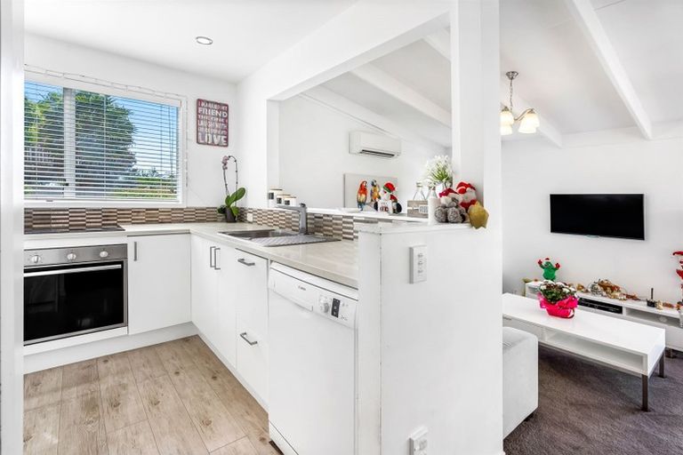 Photo of property in 11 Cottam Grove, Northcross, Auckland, 0632