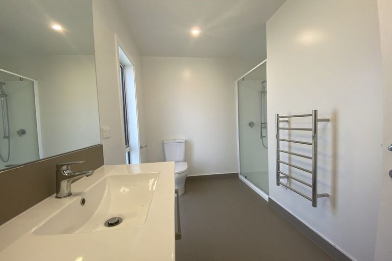 Photo of property in 12 Promontory Crescent, Newlands, Wellington, 6037