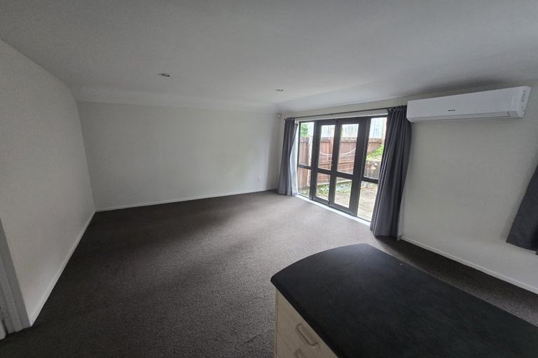 Photo of property in 3/36 John Jennings Drive, Oteha, Auckland, 0632