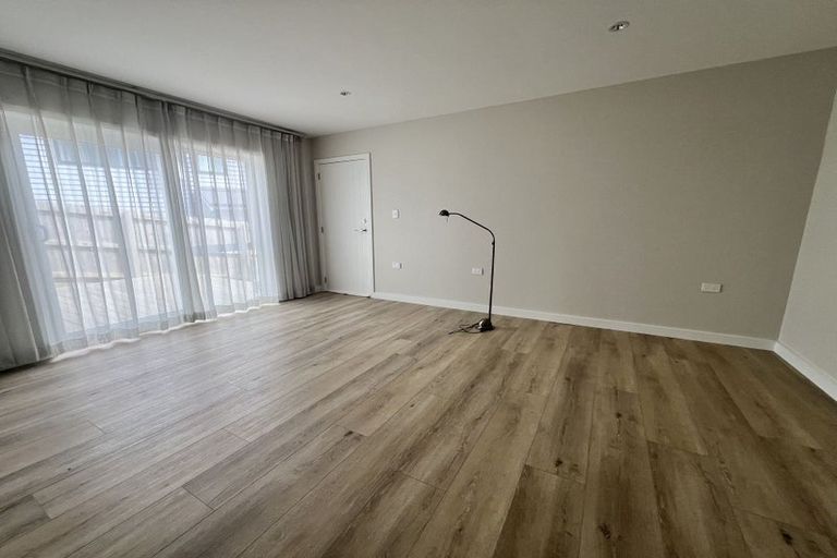 Photo of property in 8 Hooten Place, Oteha, Auckland, 0632