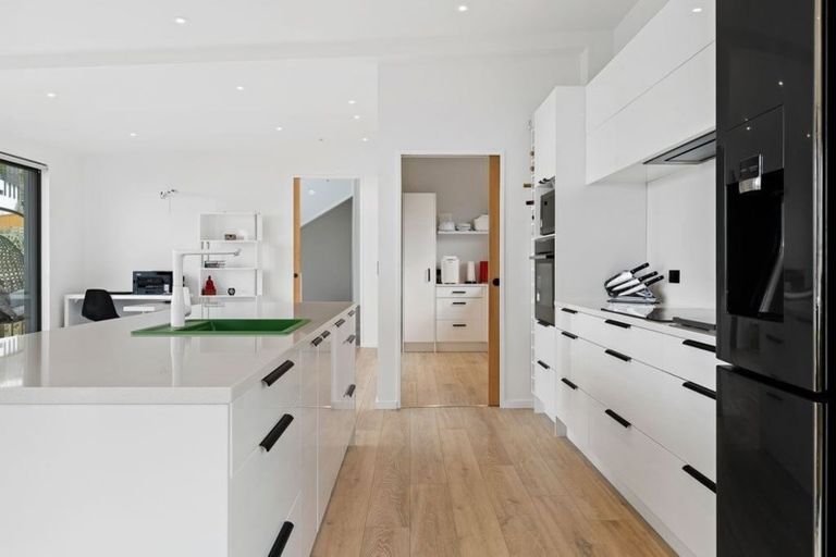 Photo of property in 6 Whiterock Lane, Richmond Hill, Christchurch, 8081