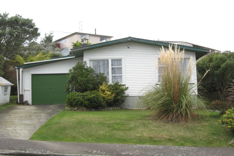 Photo of property in 13 Turville Crescent, Newlands, Wellington, 6037