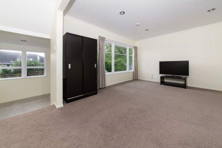 Photo of property in 17 Alma Street, Te Atatu South, Auckland, 0610