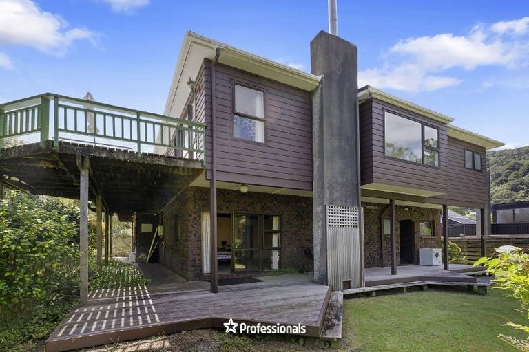 Photo of property in 2 Lady Bell Grove, Lowry Bay, Lower Hutt, 5013