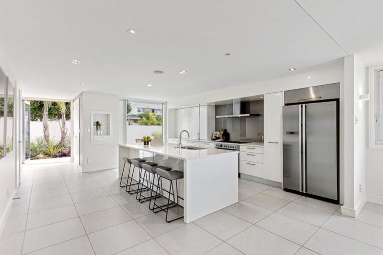 Photo of property in 11a Bournemouth Terrace, Murrays Bay, Auckland, 0630