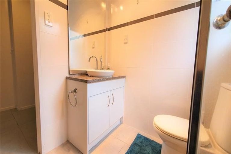 Photo of property in 29a Raleigh Road, Northcote, Auckland, 0627