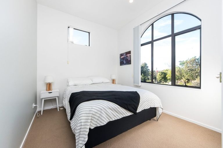 Photo of property in 2/12 Herons Way, Northcote, Auckland, 0627