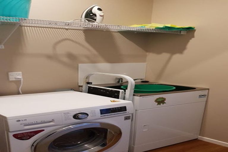 Photo of property in 6b Sunhaven Drive, Newlands, Wellington, 6037