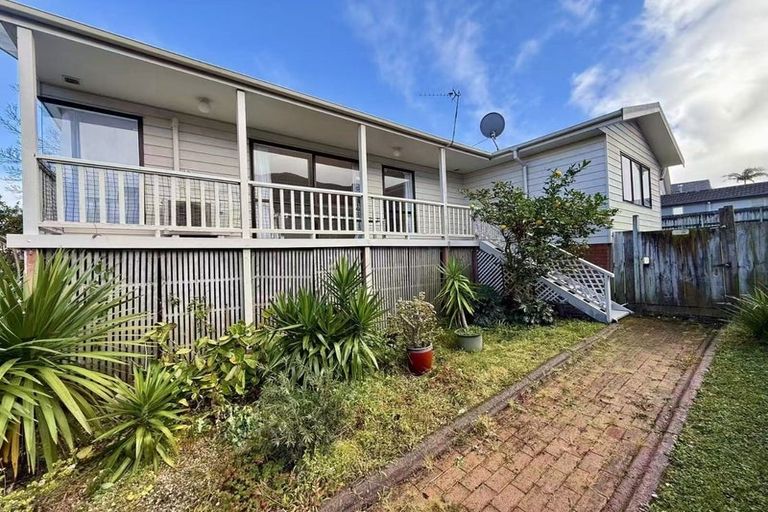 Photo of property in 33 Lagoon Way, West Harbour, Auckland, 0618