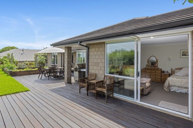 Photo of property in 16 Haden Place, Omokoroa, 3114