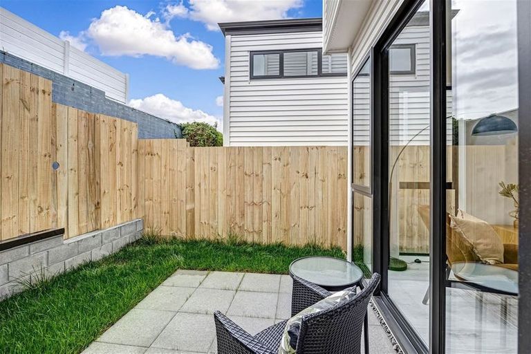 Photo of property in 562b Beach Road, Rothesay Bay, Auckland, 0630