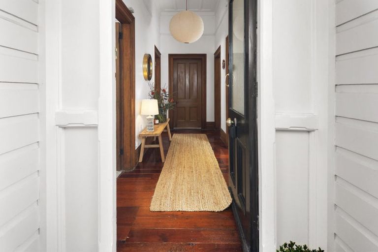 Photo of property in 18 Porritt Avenue, Mount Victoria, Wellington, 6011