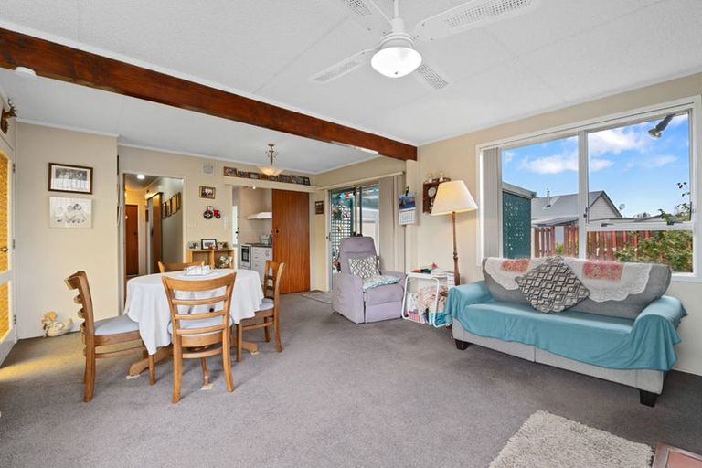 Photo of property in 25 Matthew Place, Kawaha Point, Rotorua, 3010