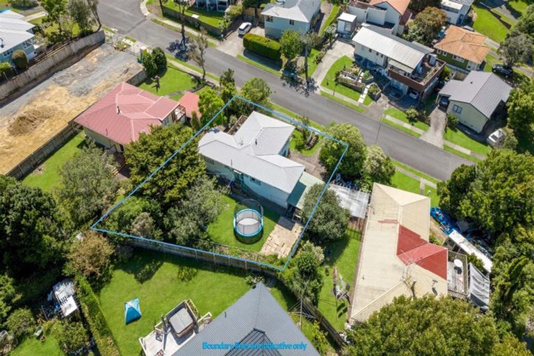 Photo of property in 3 La Trobe Street, Pakuranga Heights, Auckland, 2010