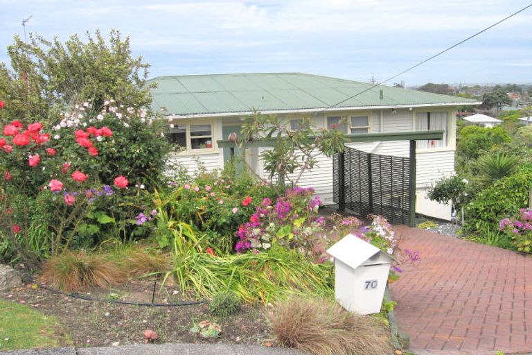 Photo of property in 70 Chivalry Road, Glenfield, Auckland, 0629
