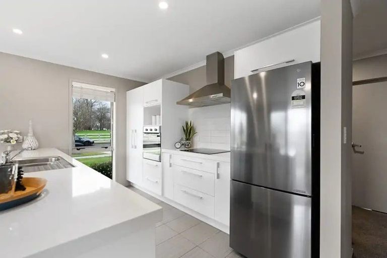 Photo of property in 41 Plescher Crescent, Leamington, Cambridge, 3432