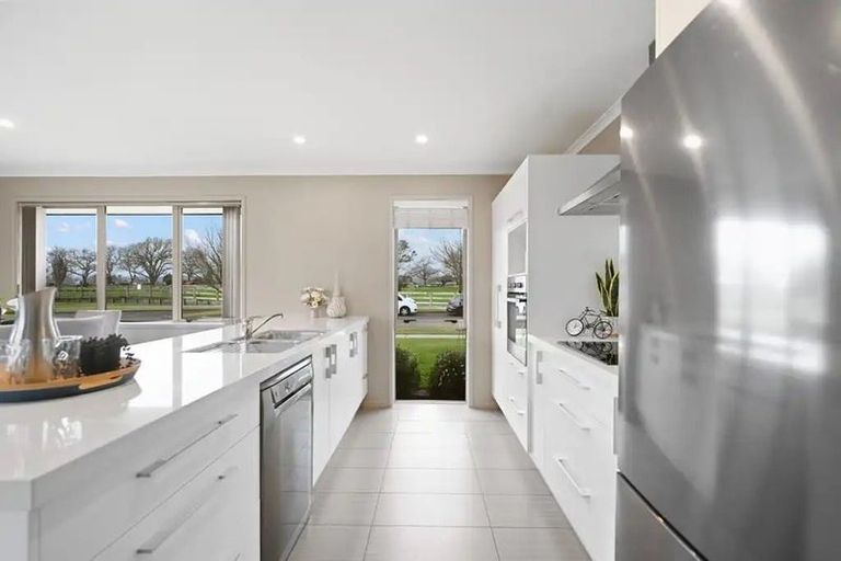 Photo of property in 41 Plescher Crescent, Leamington, Cambridge, 3432