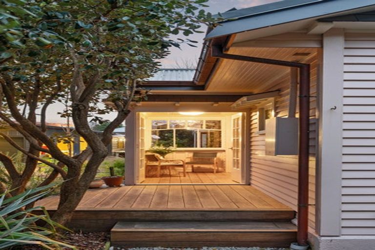Photo of property in 95 Opawa Road, Opawa, Christchurch, 8023