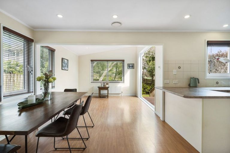 Photo of property in 22 Gwenand Place, Botany Downs, Auckland, 2010