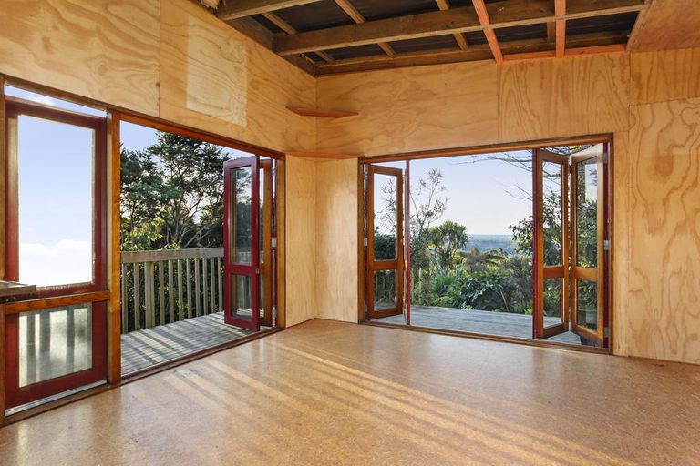 Photo of property in 305 Forest Hill Road, Waiatarua, Auckland, 0612