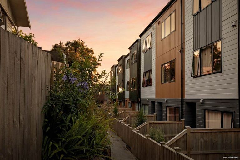 Photo of property in 11/9 Schnapper Rock Road, Greenhithe, Auckland, 0632