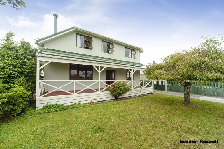 Photo of property in 5 Rangitira Avenue, Palmerston North, 4414