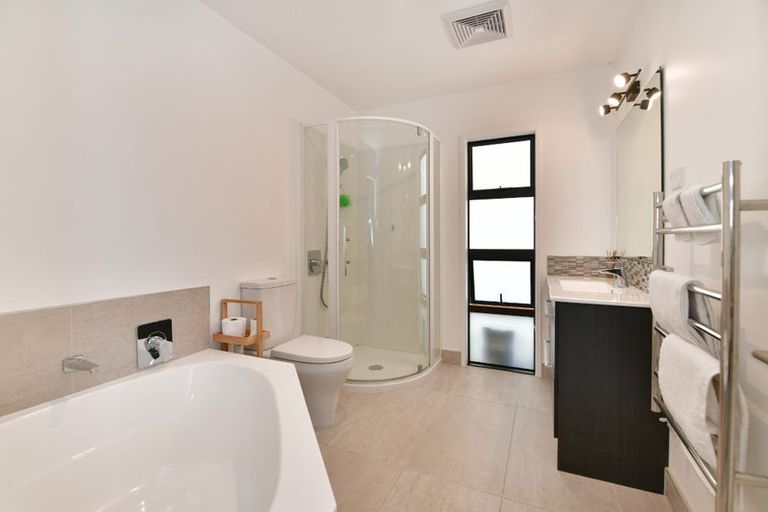 Photo of property in 25 Roberts Road, Matakatia, Whangaparaoa, 0930