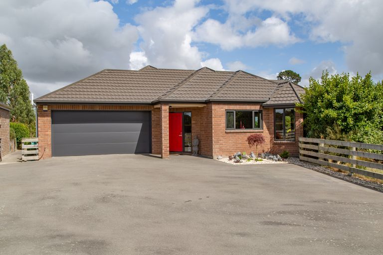 Photo of property in 16 Thorndon Close, Kirwee, Darfield, 7571