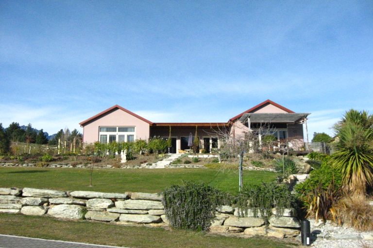 Photo of property in 12 Milward Place, Kelvin Heights, Queenstown, 9300