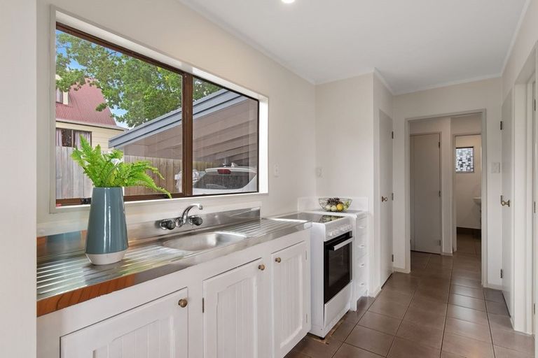 Photo of property in 2/67 West Coast Road, Glen Eden, Auckland, 0602