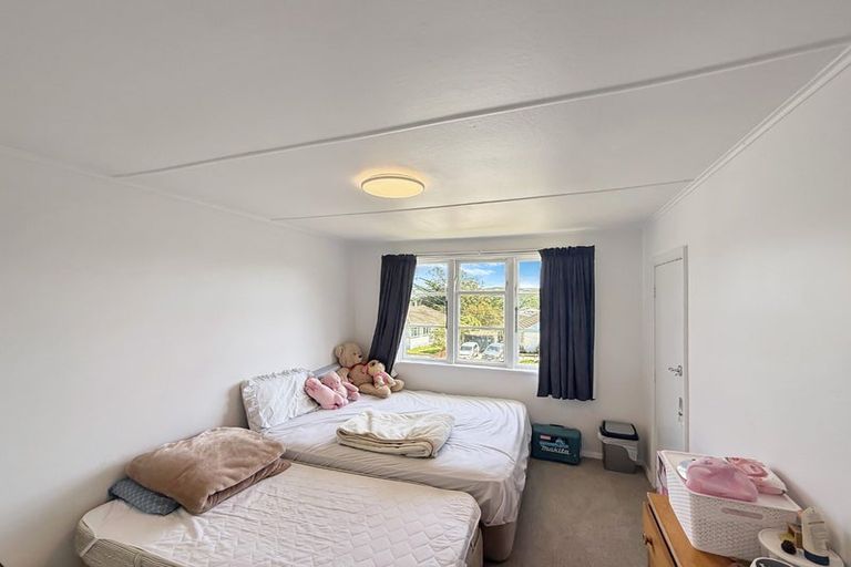 Photo of property in 13 Dorset Grove, Cannons Creek, Porirua, 5024