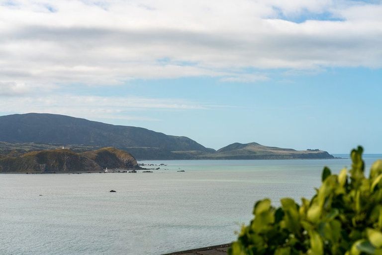 Photo of property in 39 Bowes Crescent, Strathmore Park, Wellington, 6022