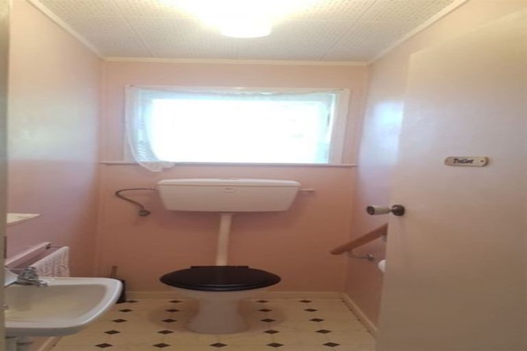 Photo of property in 1 Alwyn Avenue, Te Atatu South, Auckland, 0610