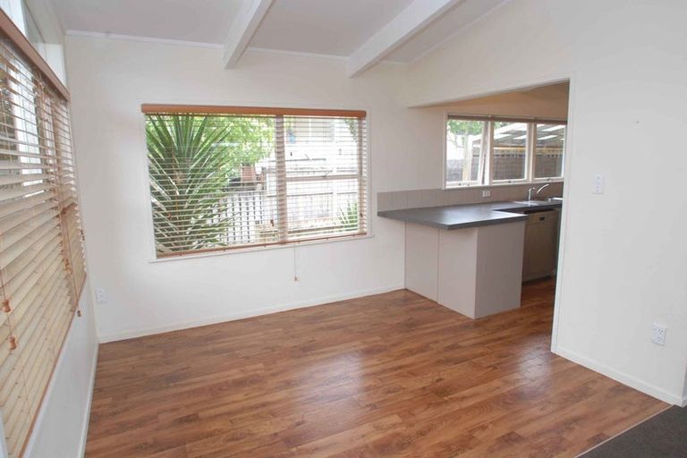 Photo of property in 1/40 Woodstock Road, Forrest Hill, Auckland, 0620