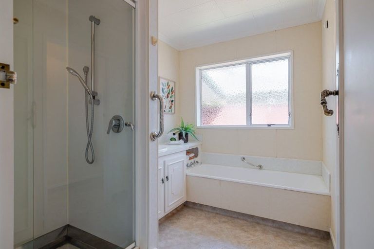 Photo of property in 17 Earl Place, Hokowhitu, Palmerston North, 4410