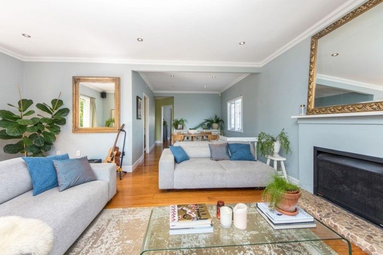 Photo of property in 21 Island Bay Road, Beach Haven, Auckland, 0626