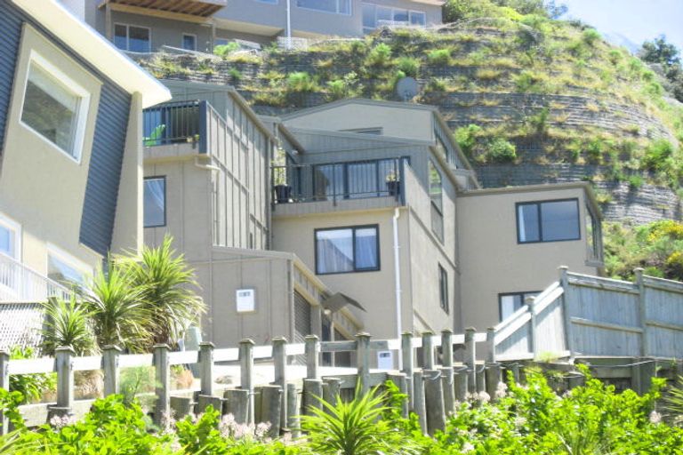 Photo of property in 2/19 Onslow Road, Khandallah, Wellington, 6035